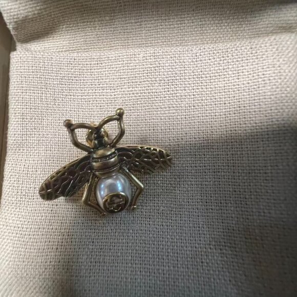 New Gucci Bee Logo Earrings Set (Full Packaging) - Picture 3 of 6